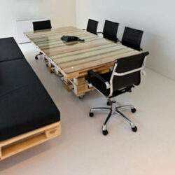 Paleta konferencyjna z palet i mebli biurowych, eleganckie biuro z nowoczesnym stołem i krzesłami, idealne do spotkań i pracy zespołowej.