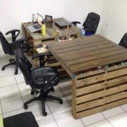 Biuro z drewnianym stołem i czterema krzesłami, profesjonalne miejsce do pracy, idealne do spotkań biznesowych, komfortowa przestrzeń biurowa, estetyka i funkcjonalność, optymalne rozwiązania do pracy biurowej.