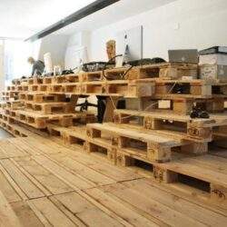 -sterty wytwórni palet, drewniane palety magazynowe, produkcja palet, linii produkcyjnej do palet, przemysł meblarski, surowe drewno, ekologiczne rozwiązania przemysłowe, wysokiej jakości drewniane palety, produkcja na zamówienie, ekologia i recykling w przemyśle.