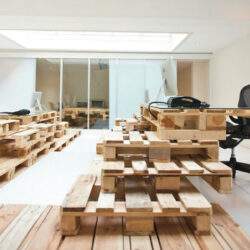 Pracownia biurowa z nietypowym wyposażeniem z palet drewnianych, nowoczesna i ekologiczna przestrzeń do pracy. | PaniDyrektor.pl.