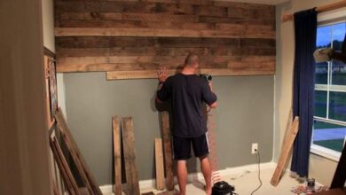 - Nowoczesny montaż drewnianej ściany w domu, fachowe prace remontowe i renowacyjne, profesjonalne wykończenia wnętrz na zamówienie.