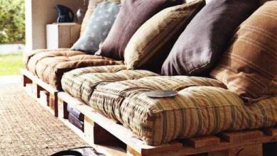 Przytulny zestaw wypoczynkowy z poduszkami na paletach DIY, idealny do relaksu w domu. Nowoczesny i ekologiczny mebel, dający komfort i styl w przestrzeni salonu lub tarasu.