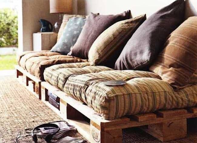 Przytulny zestaw wypoczynkowy z poduszkami na paletach DIY, idealny do relaksu w domu. Nowoczesny i ekologiczny mebel, dający komfort i styl w przestrzeni salonu lub tarasu.