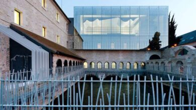 Panidyrektor.pl nowoczesne biuro z szklanym budynkiem i historycznym otoczeniem w centrum miasta.