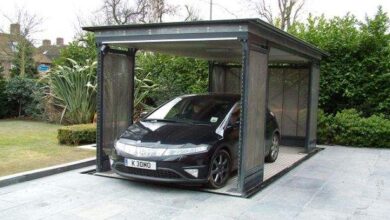 Przeszklony parking samochodowy z czarnym autem, nowoczesne rozwiązanie na komfortowe przechowywanie pojazdów, idealne do użytku domowego i firmowego, ochrona i estetyka.