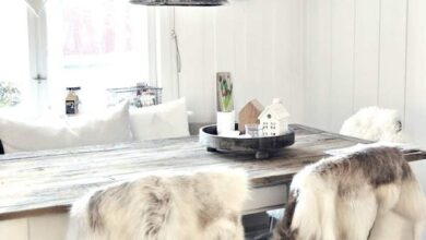 Optyczne wykończenie wnętrza w stylu skandynawskim z nadzwyczajnymi dodatkami z futra, białe ściany, minimalistyczny design, idealne dla miłośników elegancji i przytulności.