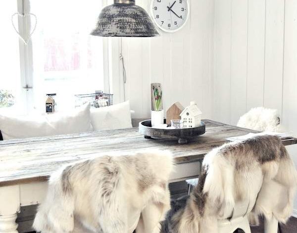 Optyczne wykończenie wnętrza w stylu skandynawskim z nadzwyczajnymi dodatkami z futra, białe ściany, minimalistyczny design, idealne dla miłośników elegancji i przytulności.