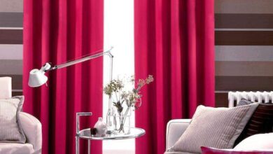 Jasne różowe zasłony w eleganckim salonie z nowoczesnym wystrojem, idealne do sypialni i salonu, zapewniają prywatność i stylowe wykończenie wnętrza.