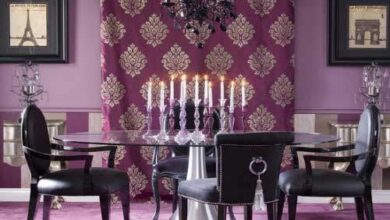 Elegancki stół do jadalni z nowoczesnym oświetleniem i klasycznymi krzesłami w luksusowym wnętrzu z dekoracyjnym tłem i ramkami na ścianie.