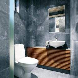 Optymalna toaleta w nowoczesnym wnętrzu, czystość i funkcjonalność, minimalistyczny design z geometria i drewna, najwyższa jakość dla komfortu użytkowania, PaniDyrektor.pl.