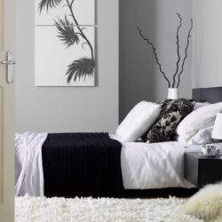 Ruchome dekoracje ścienne z czarno-białym motywem roślinnym, nowoczesny wystrój sypialni, eleganckie dodatki i minimalistyczny styl, idealny dla optymalnych przestrzeni życiowych.