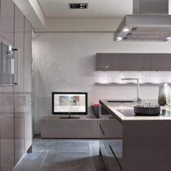 Nowa nowoczesna kuchnia z wysokiej jakości sprzętem AGD, minimalistyczny design, jasne odcienie i eleganckie wykończenie, idealna przestrzeń do gotowania i spędzania czasu z rodziną.