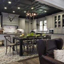 Stylowa nowoczesna kuchnia z eleganckimi szafkami i centralnym stołem, idealna do codziennych posiłków i spotkań rodzinnych, inspirowana trendami w aranżacji wnętrz.