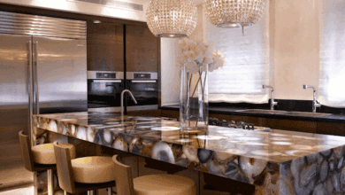 Luksusowa kuchnia z nowoczesnym wykończeniem i eleganckim blatem z naturalnego kamienia, idealna do codziennych posiłków i spotkań rodzinnych.