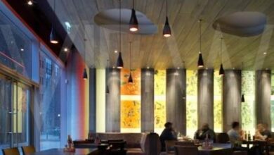 Nowa restauracja w stylu industrialnym z naturalnym oświetleniem i eleganckim wykończeniem wnętrza. Idealne miejsce na spotkania i relaks przy dobrej kuchni.