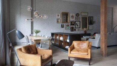 Przestronne i stylowe wnętrze salonu z nowoczesnym wystrojem, wygodnymi fotelami i unikatową galerią obrazów, idealne do relaksu i spotkań rodzinnych.