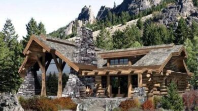 Przytulny dom w górach z drewna i kamienia otoczony lasem, idealny na wypoczynek w naturze.