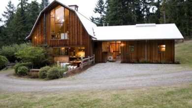 Nowy stylowy dom drewniany w otoczeniu lasu, idealny dla miłośników natury i komfortu, oferujący spokojną atmosferę i funkcjonalne wnętrza.