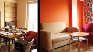 Biurko i regały w pokoju biurowym, codzienna przestrzeń do pracy i organizacji dokumentów, funkcjonalne wnętrze biura.