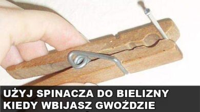 Uszkodzony spinacz do bielizny z gwoździem na palcu, humorystyczne ostrzeżenie przed niebezpiecznym narzędziem, ilustracja związana z naprawami i bezpieczeństwem w domu, strona PaniDyrektor.pl.
