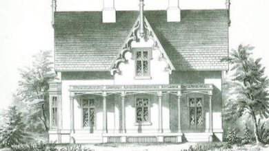 Elegancki dom z frontowym ganekiem, klasyczna architektura, otoczony drzewami i roślinnością, idealny wzór dla projektowania ogrodów i architektury krajobrazu.