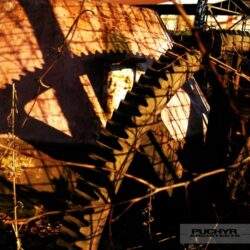 Zardzewiały element architektoniczny w otoczeniu natury, ciekawe połączenie starości i przyrody, idealny do zdjęcia artystycznego, podkreśla przemijanie i rustykalny klimat.