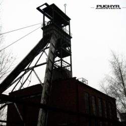 Zabytkowa kopalnia węgla z wieżą starej kopalni, konstrukcja metalowa i czerwona cegła, przemysłowa architektura, architektura przemysłowa, historia górnictwa w Polsce.