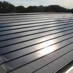 Blacha dachowa pokryta solarem, nowoczesne rozwiązanie energooszczędne, instalacja paneli słonecznych na dachu, odnawialne źródła energii, ekologiczne systemy energii dla domu i firmy.