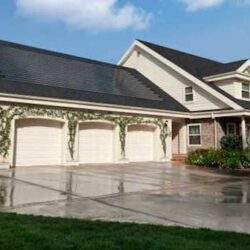 Elegancki dom jednorodzinny z nowoczesnym wykończeniem, idealny dla rodzin poszukujących komfortu i funkcjonalności. Duży garaż i przestronny ogród podkreślają prestiżową ofertę.