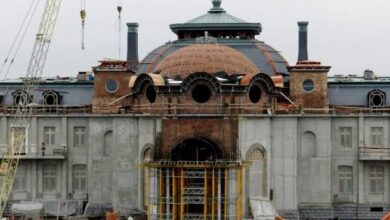 Nowy projekt renowacji budynku zabytkowego pod nadzorem pani dyrektor, prace konserwatorskie i rekonstrukcyjne, budowa nowoczesnej konstrukcji z dbałością o historyczną wartość obiektu.