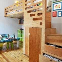 Rzeźbione łóżko piętrowe, naturalne drewno dla dzieci, funkcjonalne meble dziecięce, kreatywne rozwiązania do pokoju dziecięcego, optymalne meble do małych pokoi.