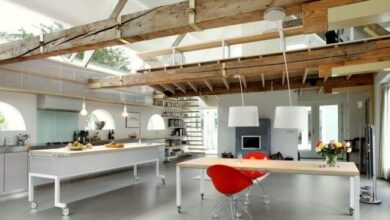 Nowe, nowoczesne biuro z wysokim sufitem, drewnianymi elementami i przestronnym wnętrzem, idealne dla firm poszukujących funkcjonalnych rozwiązań biurowych w optymalnym stylu.