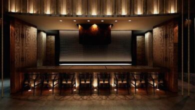 Nowoczesne wnętrze konferencyjne z eleganckim oświetleniem i wygodnymi krzesłami, idealne na spotkania biznesowe i szkolenia w atrakcyjnej lokalizacji.