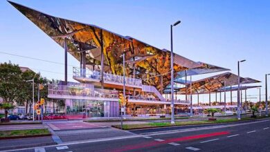 Nowa nowoczesna architektura biurowca z nietypowym dachem, wizja przyszłości, innowacyjne rozwiązania, design przestrzeni komercyjnej, budynek biurowy, rozwój biznesu, nowoczesne miejsce pracy, inspirujące środowisko biurowe.