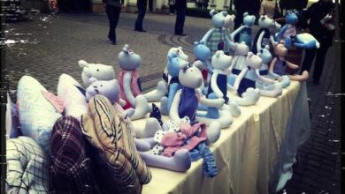 Kolorowe maskotki i pluszaki na stoisku w centrum handlowym, idealne na prezenty i okazje, w ofercie Pani Dyrektor - sklep z artykułami dziecięcymi i prezentami, zapewniający wysoką jakość i atrakcyjne ceny.