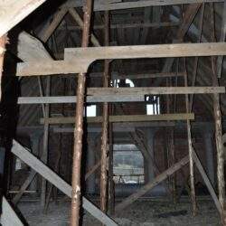 Remont domu w trakcie budowy, prace wykończeniowe, konstrukcja poddasza, prace remontowe, budowa domu drewnianego.