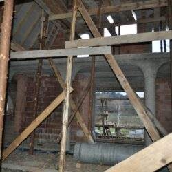 Ruchome rusztowania przy budowie domu jednorodzinnego, etap prac wykończeniowych, konstrukcja budynku.