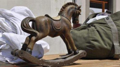 Kołyska drewniana konik na biegunach, ręcznie robiona zabawka dla dzieci, klasyczne wyposażenie wnętrza, idealna na prezent, dekoracja do pokoju dziecięcego, motyw dziecięcy w trendach optima.