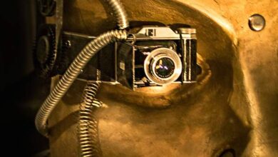 Lustrzana fotografia ukrytą kamerę w złoconej maseczce artystycznej, nowoczesna technologia i sztuka, związane z kreatywnością i innowacją, inspirujący wizualny przekaz.