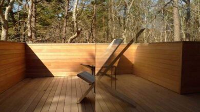 Drewniana tarasowa przestrzeń z widokiem na las, nowoczesna balustrada, relaksujący wypoczynek na świeżym powietrzu, naturalne drewno, idealne miejsce na relaks na tarasie.