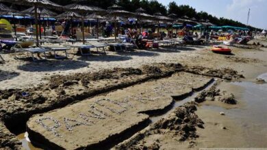 Piękna plaża z leżakami i parasolami, idealne miejsce na relaks nad morzem w Polsce, popularny nadmorski kurort, sezon letni, rodzinny wypoczynek, Komfortowe warunki do wypoczynku nad Bałtykiem.