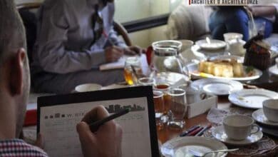 Plan architektoniczny w trakcie dyskusji podczas spotkania zespołu projektowego, biuro architektoniczne, warsztaty projektowe, kreatywna praca nad koncepcją, profesjonalne konsultacje architektoniczne.