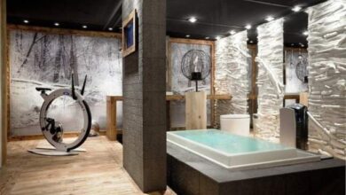 Relaksacyjna strefa spa z jacuzzi i sprzętem do ćwiczeń, nowoczesny design, aromaterapia i relaks w profesjonalnym spa, idealny dla osób szukających chwili wytchnienia i odnowy biologicznej.