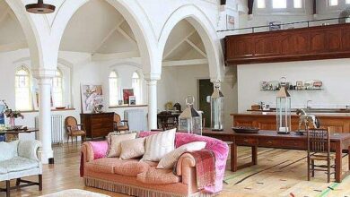 Przestronne wnętrze z eleganckim wystrojem, wysokimi sufitami i dużymi oknami, idealne dla optymalizacji przestrzeni i komfortu w domu lub biurze.