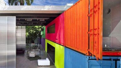 Kolorowe kontenery modyfikowane na nowoczesne biuro i miejsce spotkań, z atrakcyjną przestrzenią do pracy i relaksu, idealne dla firm poszukujących innowacyjnych rozwiązań.