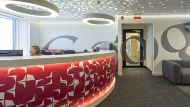 Nowoczesna recepcja w biurze firmy Optima z designerskim blatem i wygodnym poczekalnią. Oświetlenie LED i estetyka wnętrza tworzą profesjonalną atmosferę.