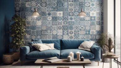 Nowoczesny salon z elegancką sofą, stylowym wystrojem i dekoracjami, idealne miejsce do relaksu, w otoczeniu unikatowych tkanin i roślin, w jasnym, przytulnym wnętrzu.