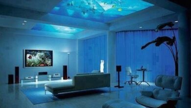 Spokojny salon z projekcją podwodnego świata na sufit, nowoczesny wystrój, relaksująca atmosfera, idealne miejsce na odpoczynek w domu czy biurze.