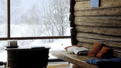 Optymalne wnętrze domowego gabinetu z naturalnego drewna, relaksacyjna przestrzeń do pracy i odpoczynku, zimowy widok za oknem, spokojna atmosfera, komfortowe miejsce do pracy w domu.