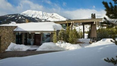 Nowe, nowoczesne budynki w górach zimą z zaśnieżonymi dachami i otaczającą przyrodą, idealne dla rodzin korzystających z ofert Pani Dyrektor.